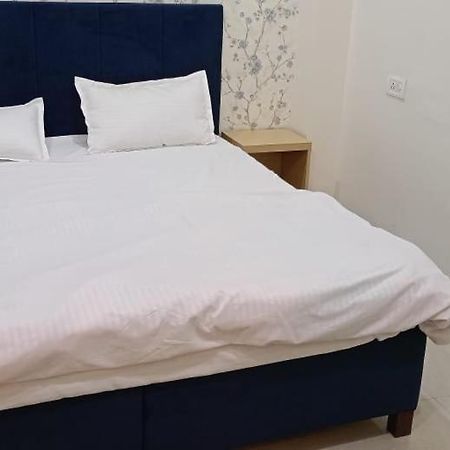 Hotel Saffron Мирут Екстериор снимка