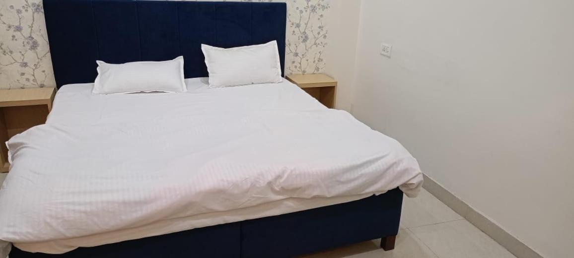 Hotel Saffron Мирут Екстериор снимка