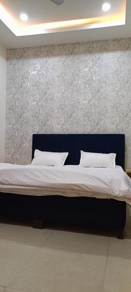 Hotel Saffron Мирут Екстериор снимка