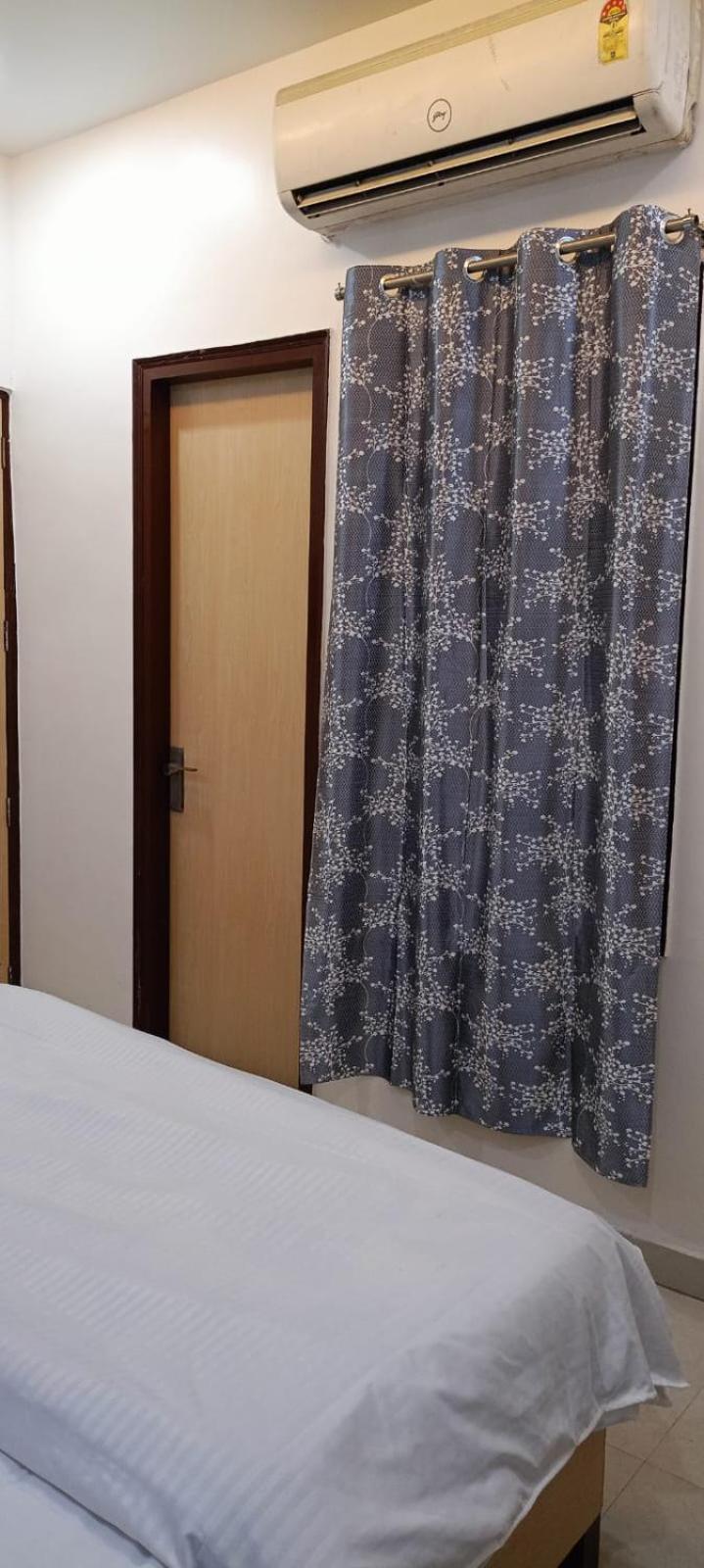 Hotel Saffron Мирут Екстериор снимка